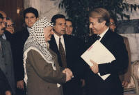 L'Ambasciatore Claudio Pacifico in un incontro con Yasser Arafat